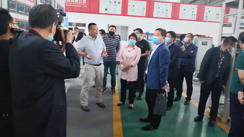 眾利聯合李總為參觀人員培訓消防自動巡檢柜知識